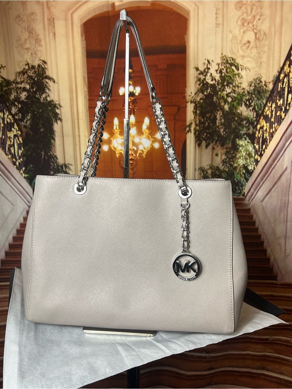 Michael Kors Susannah tote is crafted from pearl grey Saffiano leather 💋